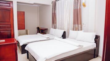 Habitación estándar con 1 cama matrimonial o 2 individuales, vista a la ciudad | Ropa de cama de alta calidad y caja de seguridad en la habitación