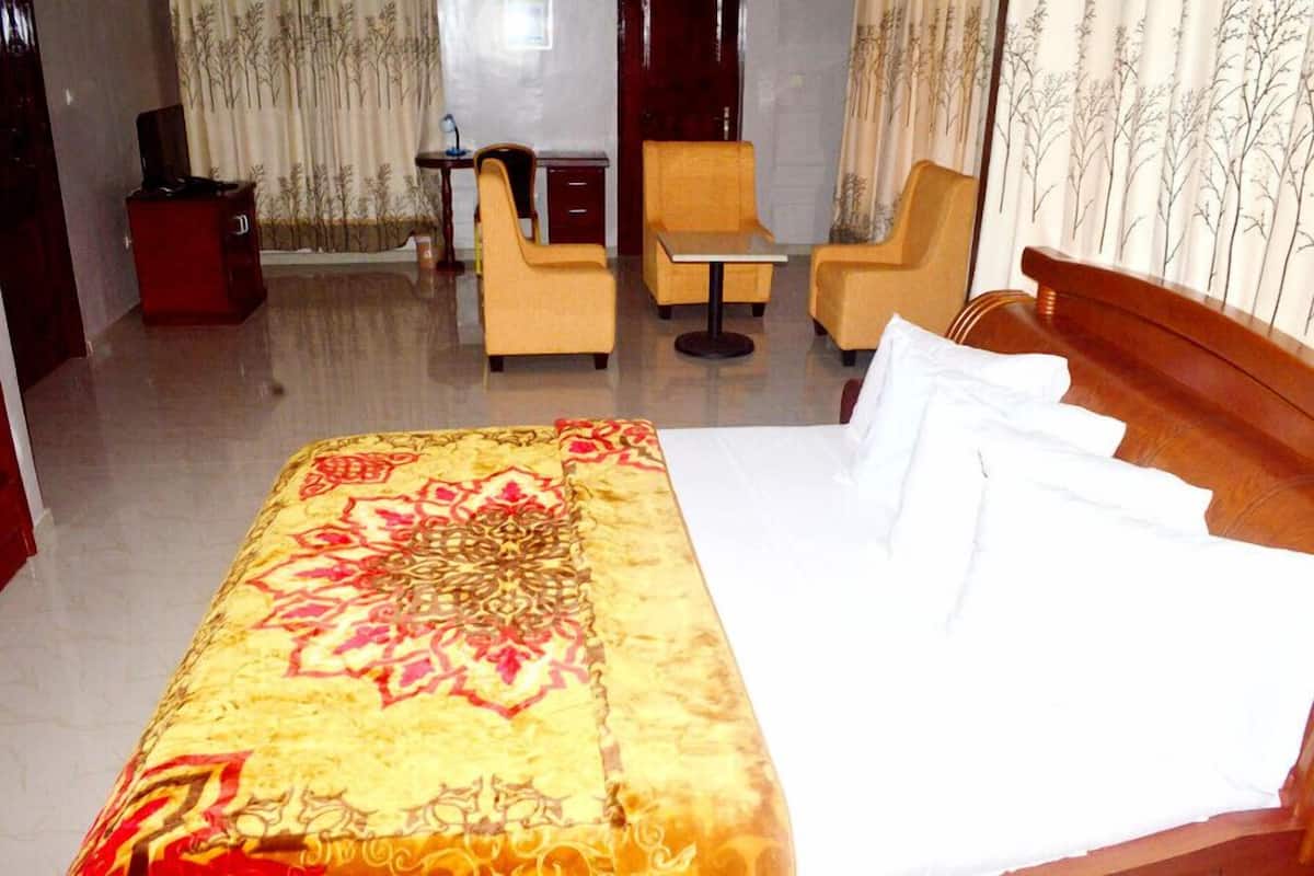 Executive Suite, 1 Bedroom | Premium bedding, in-room safe, desk, iron/ironing board