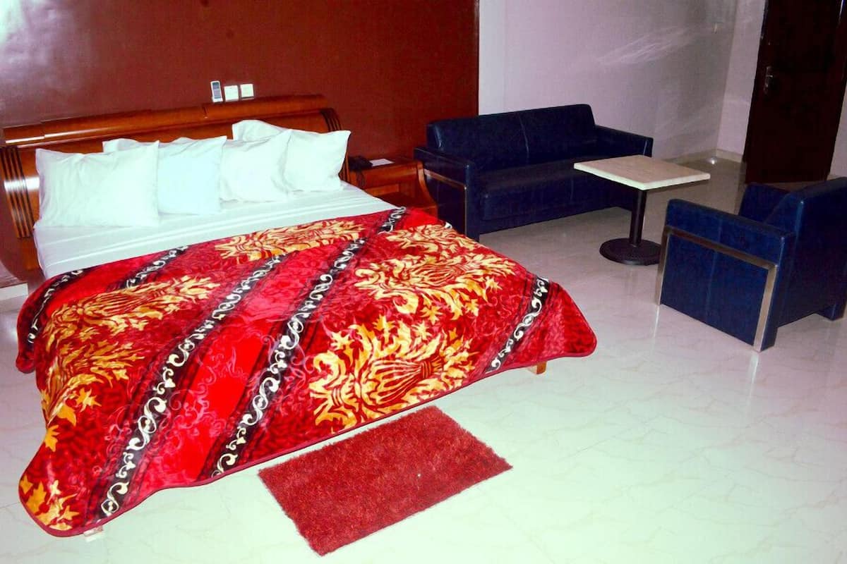 Deluxe Twin Room | Premium bedding, in-room safe, desk, iron/ironing board
