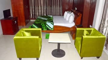 Deluxe Room | Premium bedding, in-room safe, desk, iron/ironing board