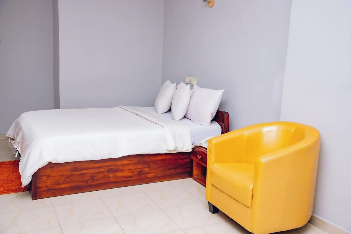 Chambre Simple Standard | Literie de qualité supérieure, coffres-forts dans les chambres, bureau