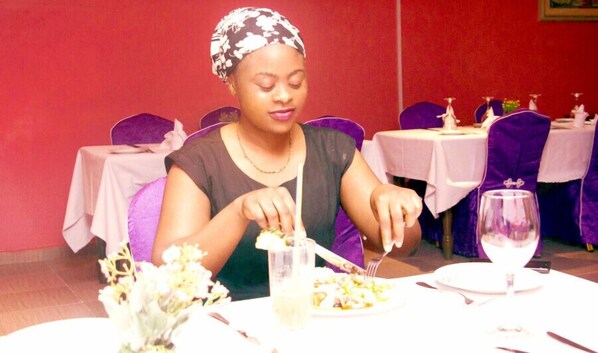 供應早餐、午餐、晚餐；本地及多國菜；池景