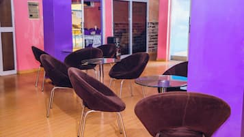 Se sirven desayunos y cocina local e internacional, junto a la piscina