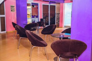 Frokost serveres, lokale og internasjonale retter, utsikt mot bassenget 