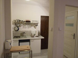 Apartment | Eigene Kochnische | Kühlschrank, Herdplatte, Wasserkocher mit Kaffee-/Teezubehör