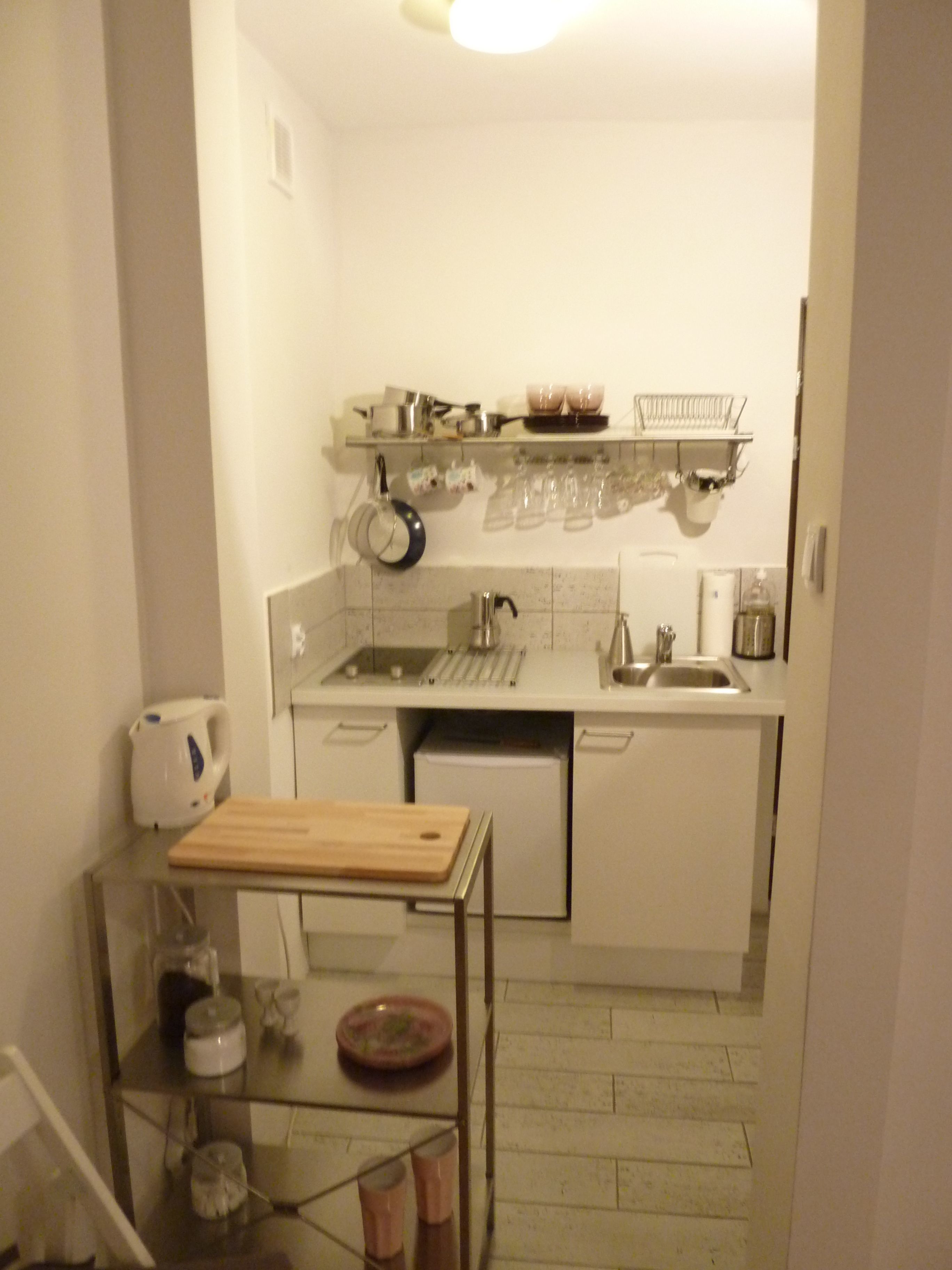 Apartment | Eigene Kochnische | Kühlschrank, Herdplatte, Wasserkocher mit Kaffee-/Teezubehör