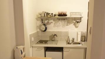 Apartment | Eigene Kochnische | Kühlschrank, Herdplatte, Wasserkocher mit Kaffee-/Teezubehör