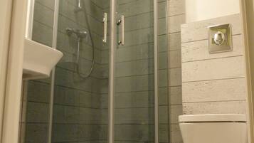 Apartment | Badezimmer | Dusche, kostenlose Toilettenartikel, Haartrockner, Handtücher