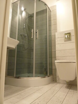 Lägenhet | Badrum | Dusch, gratis toalettartiklar, hårtork och handdukar