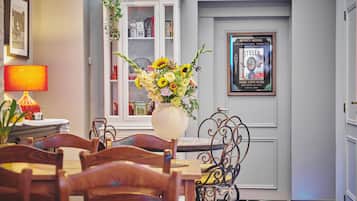 Full-sized fridge, microwave, oven, toaster