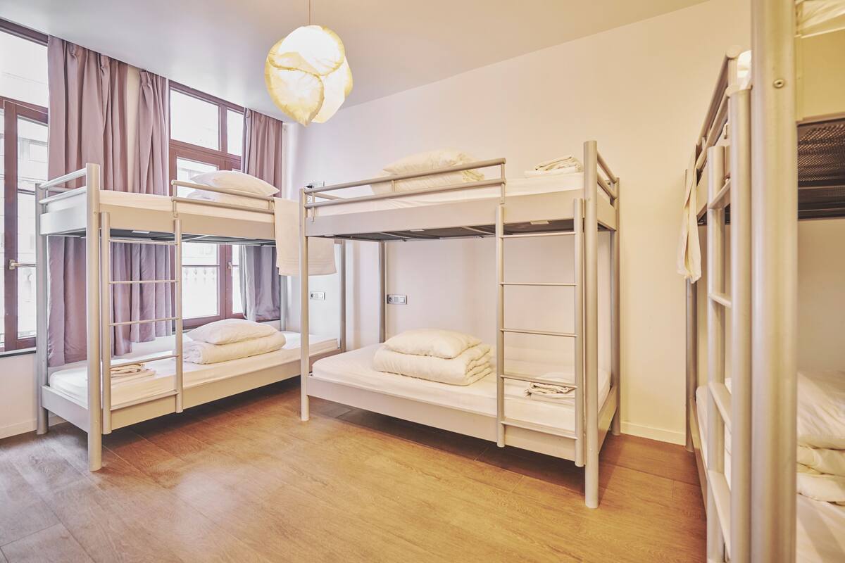 6-Bed Mixed Dormitory | Sengetøy av topp kvalitet, safe på rommet og lydisolert