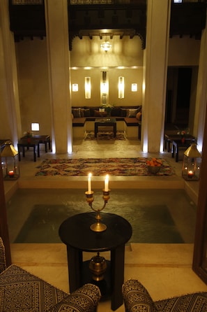 Piscine extérieure, chaises longues