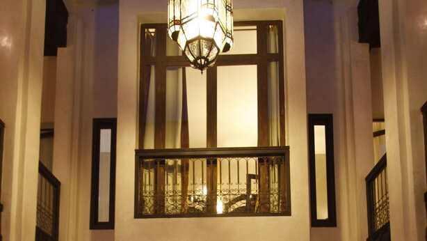A spacious lobby with a central seating area, a decorative fountain, and a view of the upper floor. - Riad Vanilla Sma (Marrakech)