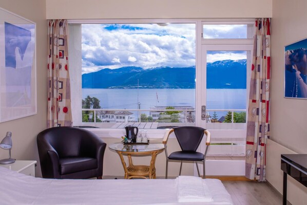 Surmatelas, rideaux occultants, Wi-Fi gratuit, draps fournis