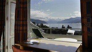 A balcony with a view of a lake and mountains. - Kringsjå Hotell (Sogndal)