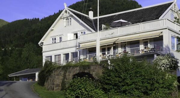 Front of property - Kringsjå Hotell (Sogndal)