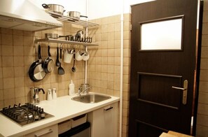 Fridge, stovetop, electric kettle, cookware/dishes/utensils - Koro de Varsovio- Solidarnosci 101 (Warsaw)