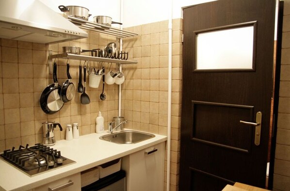 Fridge, stovetop, electric kettle, cookware/dishes/utensils