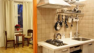 Apartamento | Cocina privada | Frigorífico, placa de cocina, hervidor eléctrico y utensilios de cocina