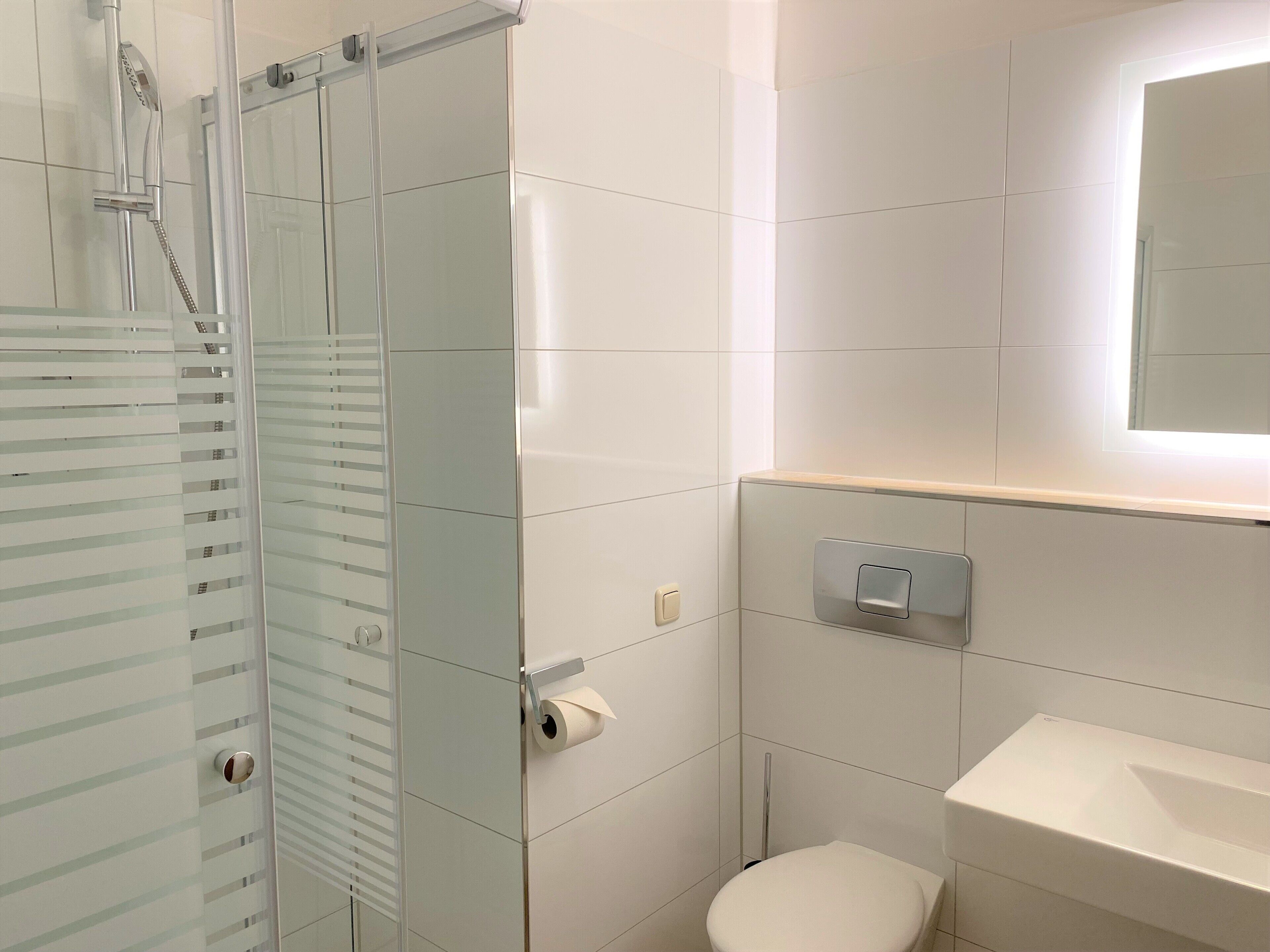 standard double room | bathroom | shower, free toiletries, hair dryer, towels