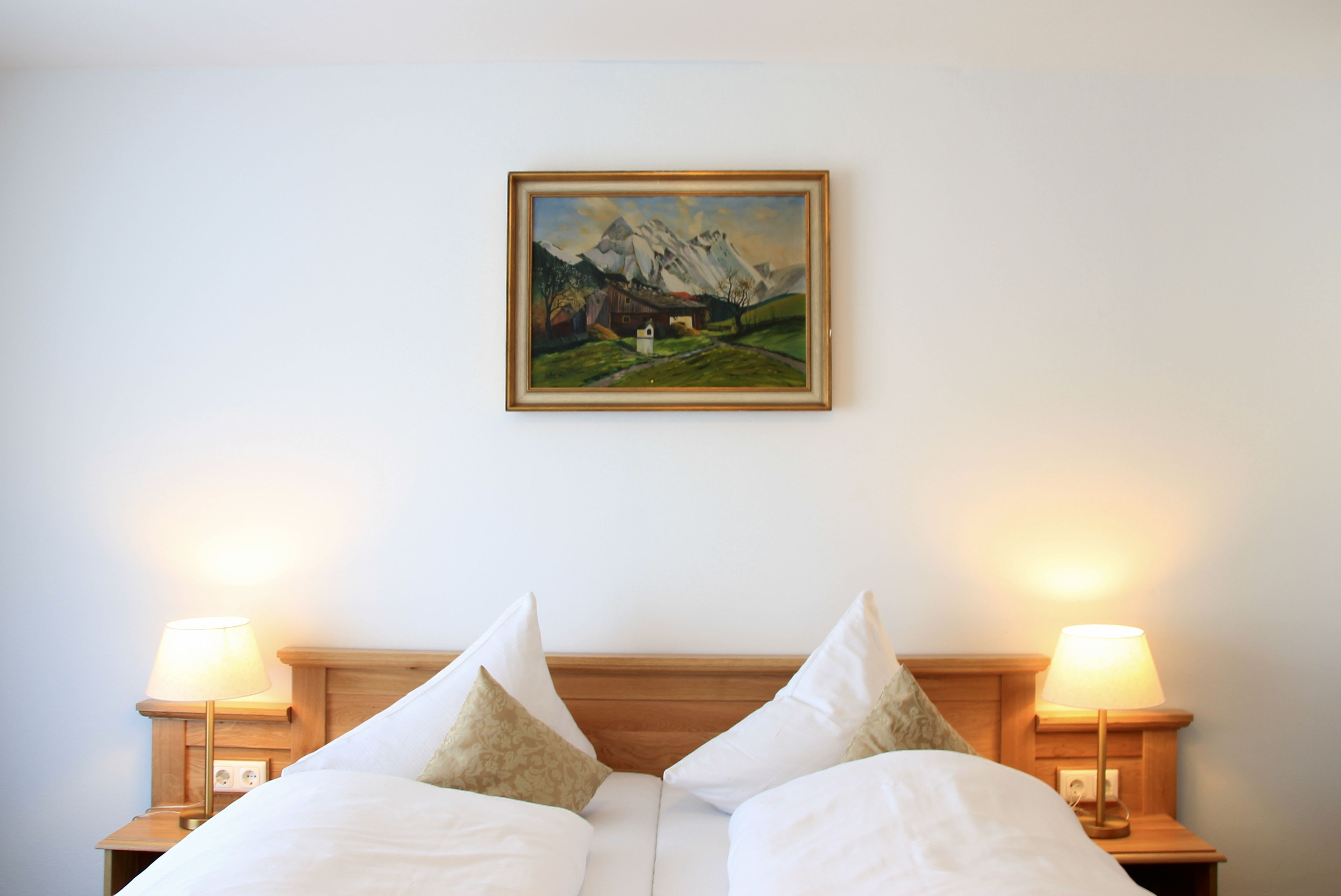 低過敏寢具、書桌、熨斗/熨衣板、免費搖籃/嬰兒床