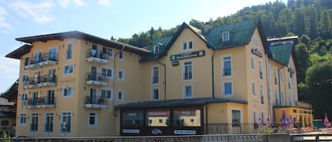 A multi-story hotel with balconies, a cafe, and a restaurant.