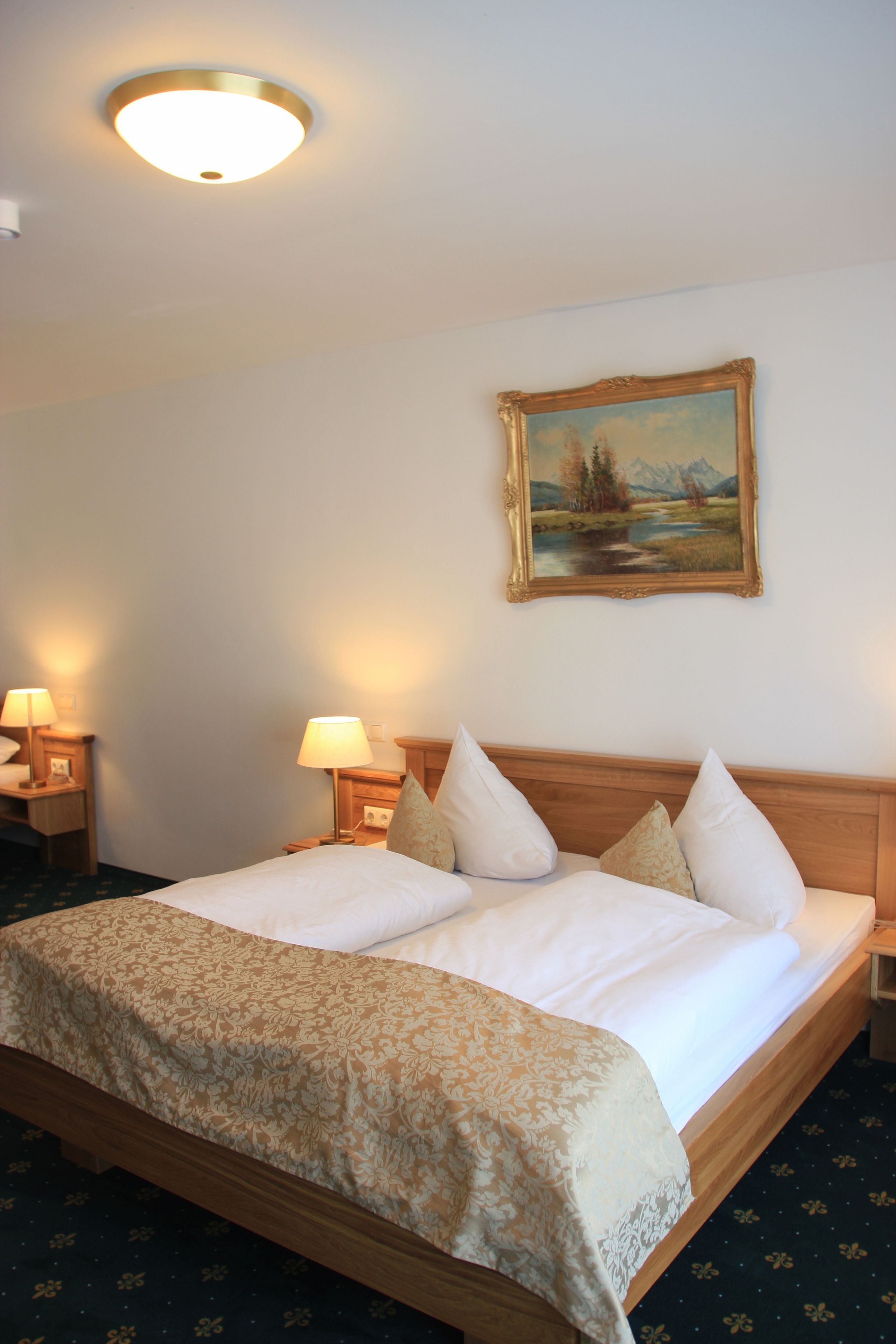 低過敏寢具、書桌、熨斗/熨衣板、免費搖籃/嬰兒床