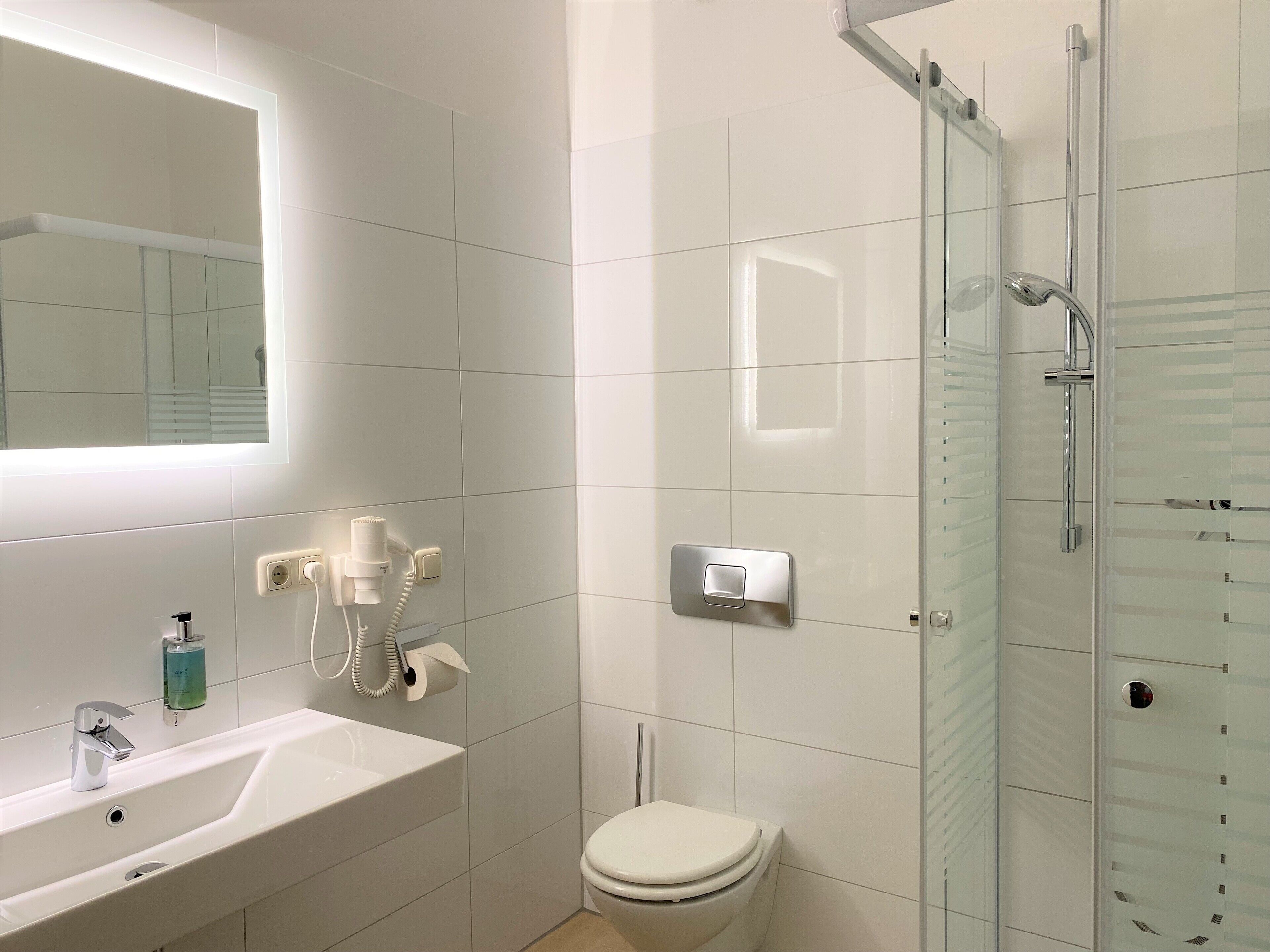 standard triple room | bathroom | shower, free toiletries, hair dryer, towels
