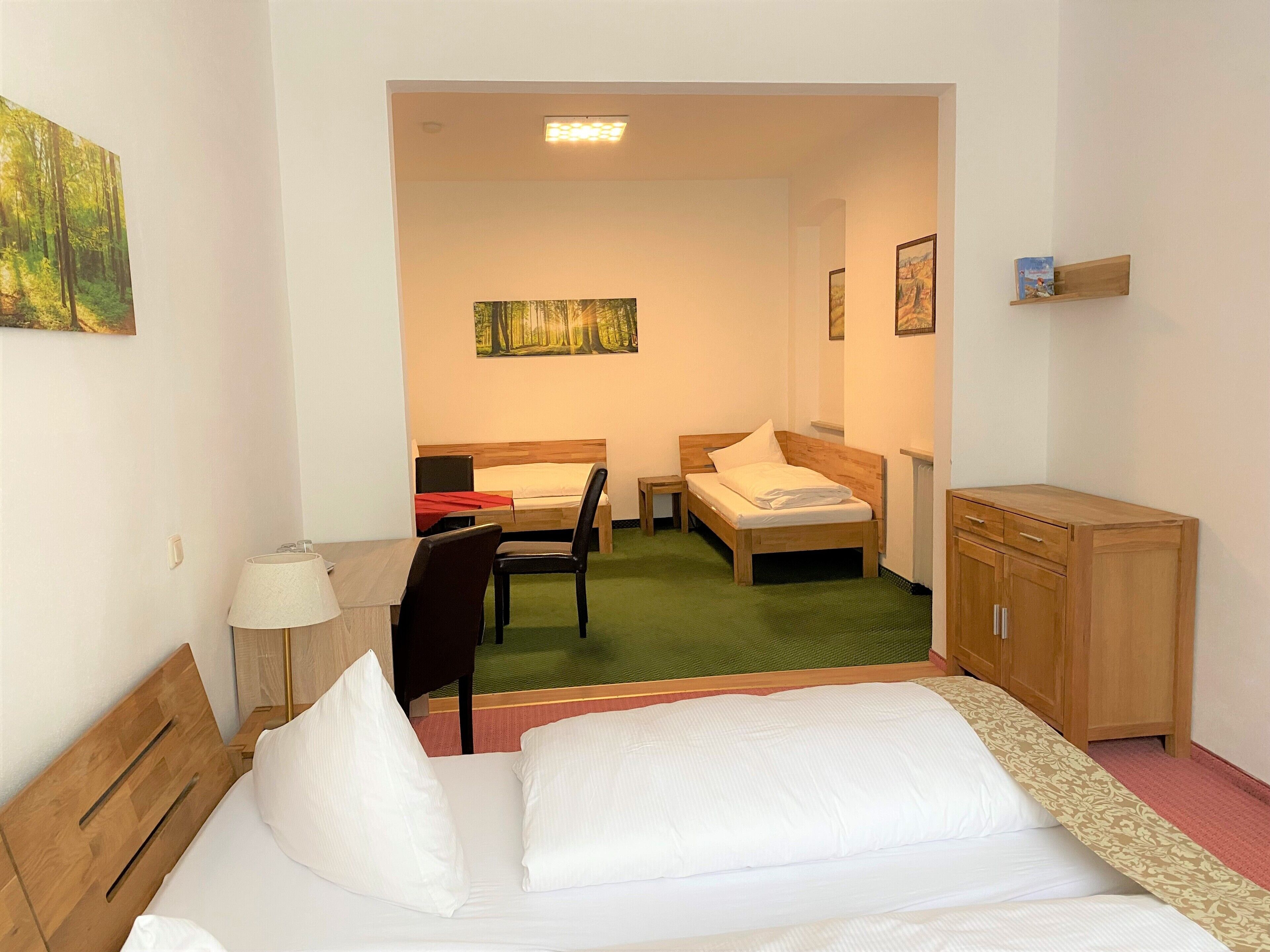 Standard-Vierbettzimmer | Allergikerbettwaren, Schreibtisch, Bügeleisen/Bügelbrett