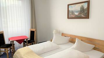 Standard-Doppelzimmer | Allergikerbettwaren, Schreibtisch, BĂŒgeleisen/BĂŒgelbrett