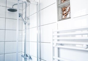 Habitación doble, balcón | Ducha del cuarto de baño