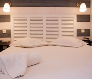 Kahden hengen huone, parveke | Työpöytä, vauvansängyt, lisävuoteet, ilmainen Wi-Fi