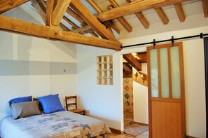 Chambre double | Lit de bébé (gratuit), accès au Wi-Fi (inclus), literie fournie