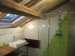 Suite familiale, vue sur le jardin (Chambre Va-nu-pieds) | Salle de bain | Articles de toilette (gratuits), séchoir à cheveux, serviettes fournies