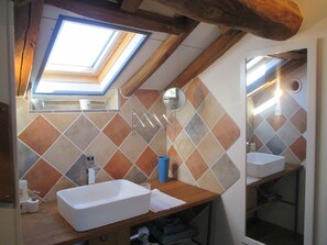 Classic Double Room, Garden View (Tête de Linotte) | Bathroom | Free toiletries, hair dryer, towels - Ferme de Bellevue (Landes-le-Gaulois)