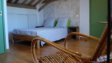 Classic Triple Room, Ensuite, Garden View (Chambre Libre Max) | Free cots/infant beds, free WiFi, bed sheets