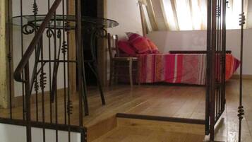 Family Suite, Garden View (Chambre Va-nu-pieds) | Free cribs/infant beds, free WiFi, bed sheets