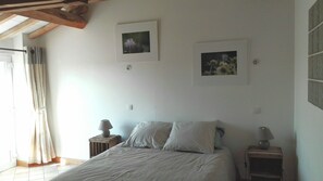 Classic Double Room, Garden View (Tête de Linotte) | Free cribs/infant beds, free WiFi, bed sheets - Ferme de Bellevue (Landes-le-Gaulois)