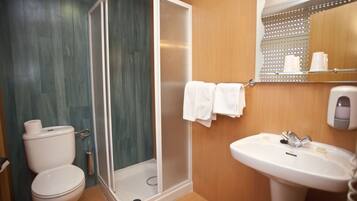 Single Room | Bathroom | Hair dryer, towels