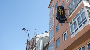 Um edifício com vários andares com uma placa indicando 'San Roque'.