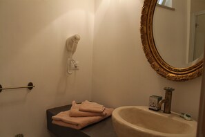 Kamar Single (Sophia Loren) | Kamar mandi | Shower, perlengkapan mandi gratis, pengering rambut, dan kloset