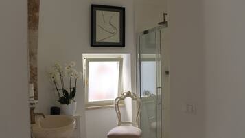 Double Room (Audrey Hepburn) | Bathroom | Shower, free toiletries, hair dryer, bidet
