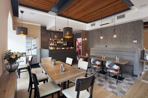 Habitación individual superior | Ropa de cama de alta calidad y colchones con acolchado adicional