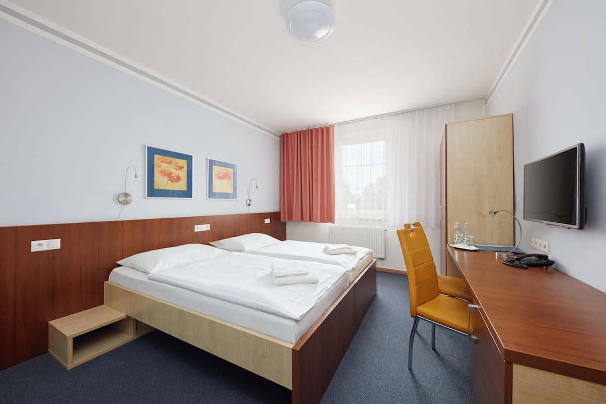 Ropa de cama de alta calidad, colchones con pillow-top y escritorio