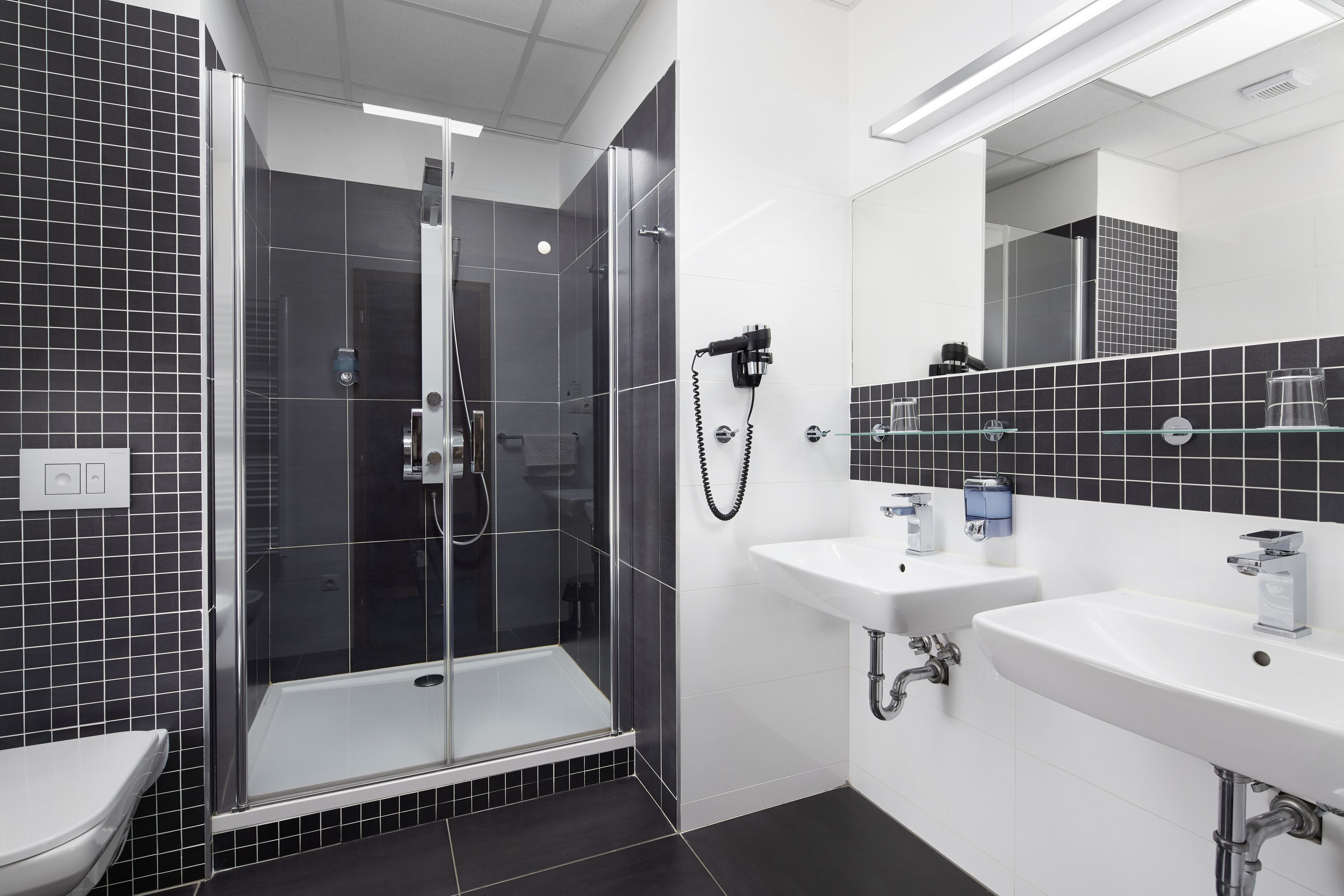 junior suite | bathroom | free toiletries, hair dryer, towels