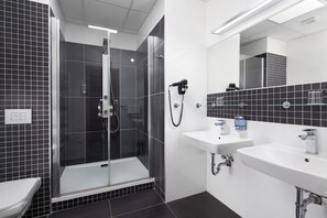 Junior-suite | Badeværelse | Gratis toiletartikler, hårtørrer, håndklæder