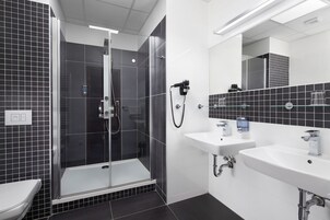 Suite junior | Baño | Artículos de higiene personal gratuitos, secador de pelo y toallas