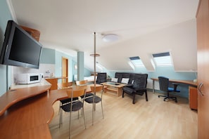 Studio Standard | Literie de qualité supérieure, surmatelas, bureau, rideaux occultants