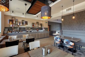 朝食 (ビュッフェ 、無料)