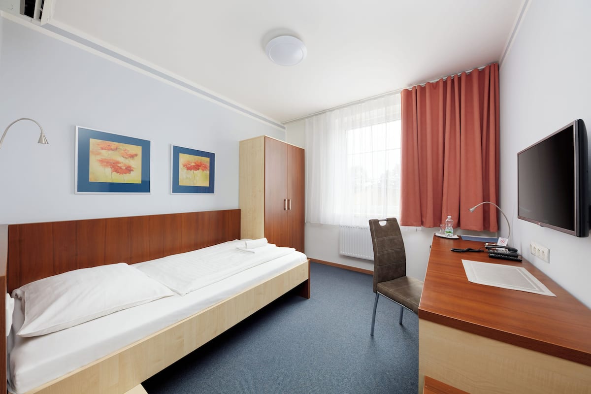 Ropa de cama de alta calidad, colchones con pillow-top y escritorio